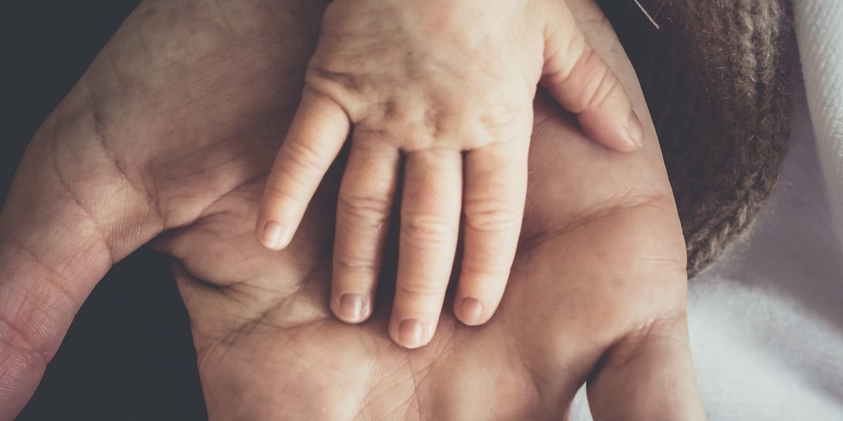 Kinderhand in Elternhand, Kinderhand, Elternhand, Hände aufeinander gelegt